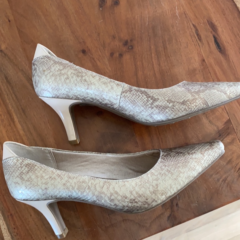 Gold snake skin nude heel shoes